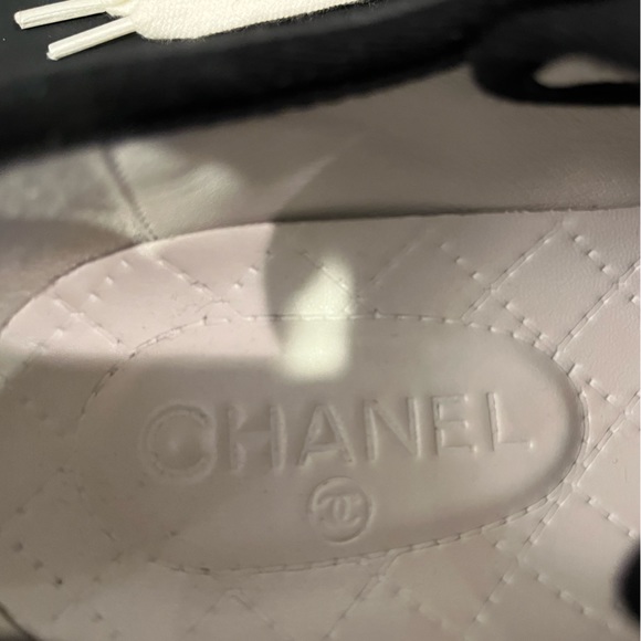 PRICE DROP!Pre loved Chanel black and white graffiti, logo lowtop sneakers, (39) - Picture 10 of 12